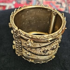 Wide bangle